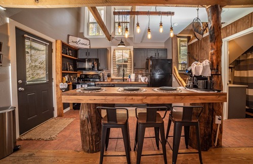 Bryson City Cabin | Gorgeous Cabin only 5 Minutes to Downtown &GSMRR! Hot Tub & Fire Pit