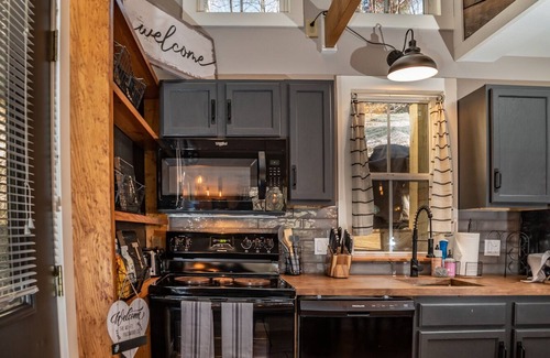 Bryson City Cabin | Gorgeous Cabin only 5 Minutes to Downtown &GSMRR! Hot Tub & Fire Pit