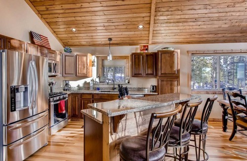 Valley of the Sun Cabin | Gorgeous Cabin with HOT TUB & AMAZING Views!