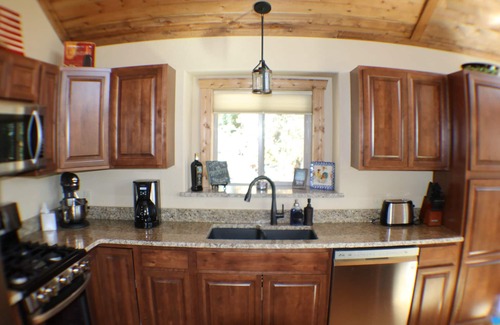 Valley of the Sun Cabin | Gorgeous Cabin with HOT TUB & AMAZING Views!
