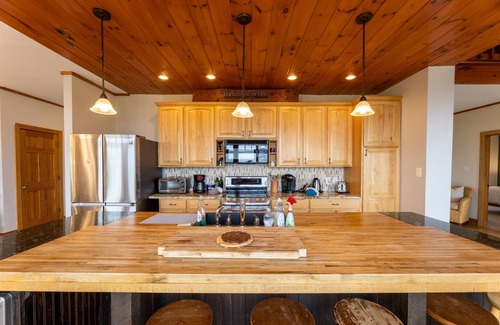 Snowshoe Ski Chalet | Gorgeous Chalet - Incredible Views - Hot Tub - Fire Pit