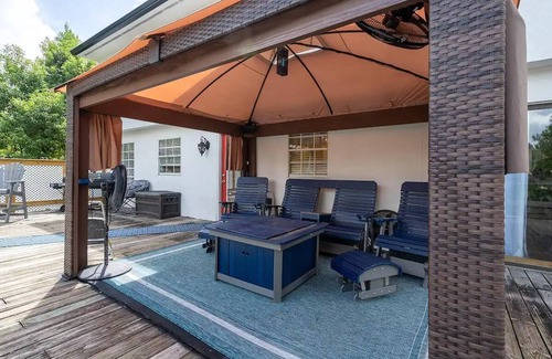Jacksonville House | Gorgeous Colonial House on the Water w/Pool & Jacuzzin