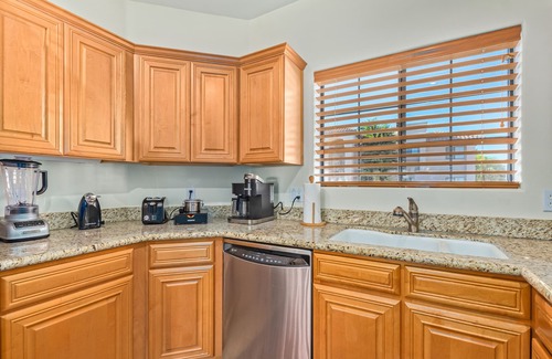 South Scottsdale Condo | Gorgeous condo! 1 King, 2 Queens. Heated Pool! Sleeps 6 - Perfect Location!