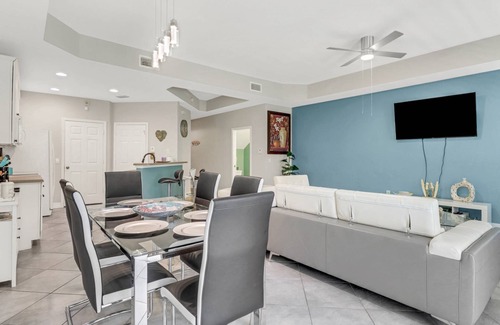 Biggar Condo | Gorgeous Condo! Bikes, Beach Gear, Close to Beaches, Shops & Dining! Gated Community, Garage & WiFi!