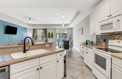 Biggar Condo | Gorgeous Condo! Bikes, Beach Gear, Close to Beaches, Shops & Dining! Gated Community, Garage & WiFi!