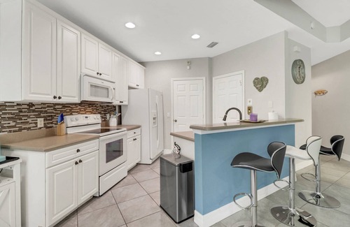 Biggar Condo | Gorgeous Condo! Bikes, Beach Gear, Close to Beaches, Shops & Dining! Gated Community, Garage & WiFi!