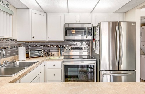 Midtown Ocean City Condo | Gorgeous Condo Overlooking Marina w/WiFi, Shared Pool, AC, Private Washer/Dryer