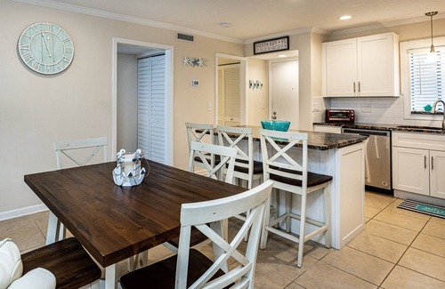 Sarasota Condo | Gorgeous condo walking distance to Siesta Key Beach! NOV and DEC special rates!