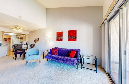 Desert Shores Condo | Gorgeous condo with hot tub, pool, tennis court, & grilling area - lake access