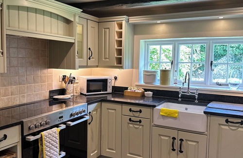 Skirmett Cottage | Gorgeous Cottage in Skirmett with Parking. Pet Friendly!