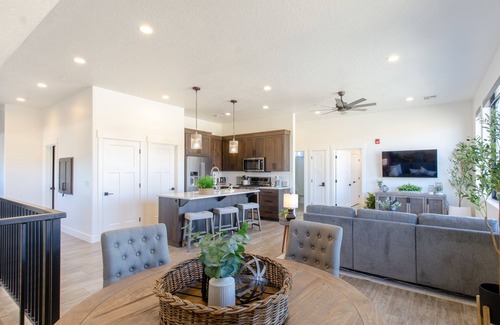 Washington Apartment | Gorgeous Desert Loft in Southern Utah with views, pool, hot tub and firepits.