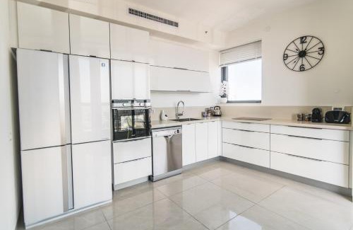 Nachlaot Apartment | Gorgeous Design 3 BDR Appart - J Tower - Amazing View!