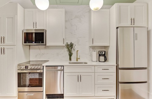 Historic Downtown Savannah Apartment | Gorgeous Designer Apartment, Heated Pool Access