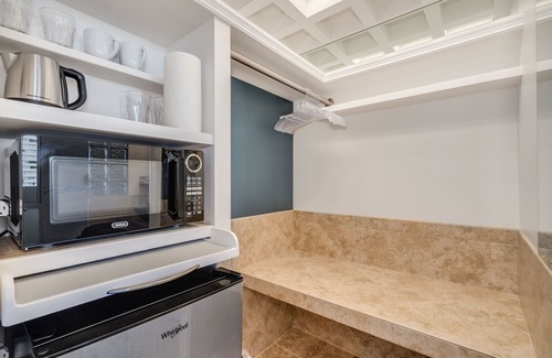 Diamond Head - Kapahulu - St. Louis Apartment | Gorgeous Diamond Head Penthouse Studio Stunning views, Private Balcony.
