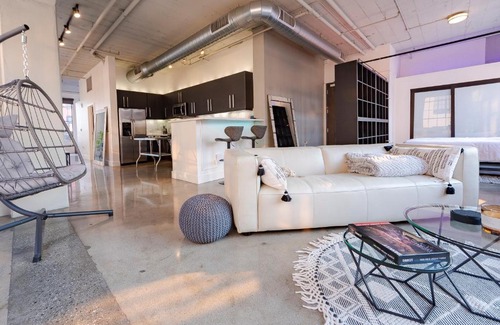 Downtown Los Angeles Apartment | Gorgeous DTLA artist loft with parking and city views