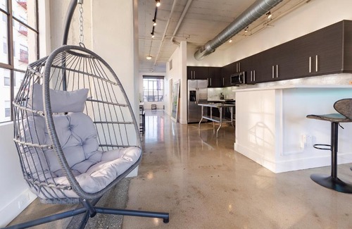 Downtown Los Angeles Apartment | Gorgeous DTLA artist loft with parking and city views