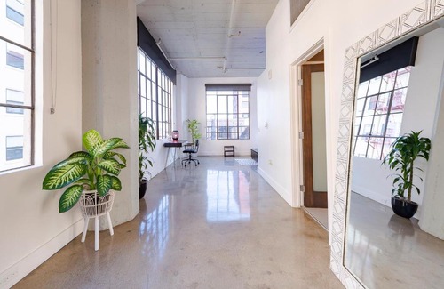 Downtown Los Angeles Apartment | Gorgeous DTLA artist loft with parking and city views