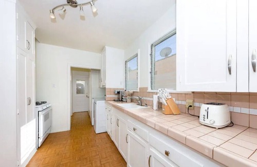 Beverly Hills House | Gorgeous Duplex w/ Fireplace, Jacuzzi, & Parking