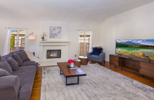 Beverly Hills House | Gorgeous Duplex w/ Fireplace, Jacuzzi, & Parking