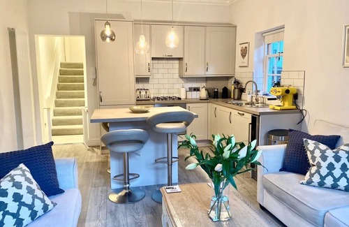 Hillrise Apartment | Gorgeous garden flat in Highgate with ping pong table!