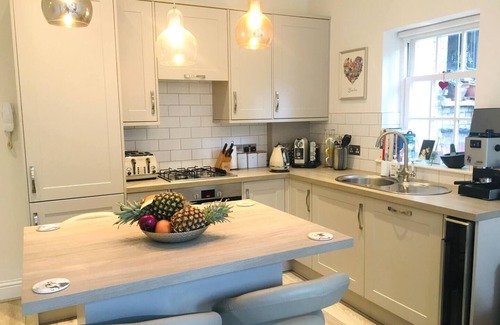 Hillrise Apartment | Gorgeous garden flat in Highgate with ping pong table!