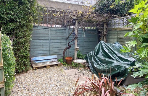 Hackney Wick Apartment | Gorgeous Garden Getaway | 2 Bed | Victoria Park