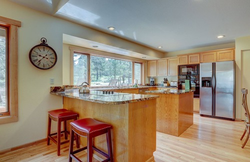 Sunriver House | Gorgeous Golf Course, Covered Outdoor Living, Hot Tub, 3 King bedrooms, Bocce