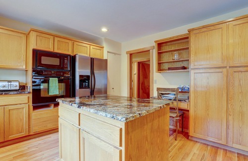 Sunriver House | Gorgeous Golf Course, Covered Outdoor Living, Hot Tub, 3 King bedrooms, Bocce