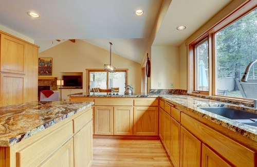 Sunriver House | Gorgeous Golf Course, Covered Outdoor Living, Hot Tub, 3 King bedrooms, Bocce
