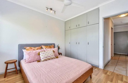 Larrakeyah Apartment | Gorgeous Golf Course Views From Top Floor