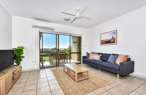 Larrakeyah Apartment | Gorgeous Golf Course Views From Top Floor