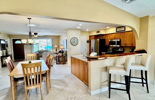 Fountain of the Sun House | Gorgeous Golf & Mountain Views! Lovely 2 bdrm with Great 55+ Community Amenities