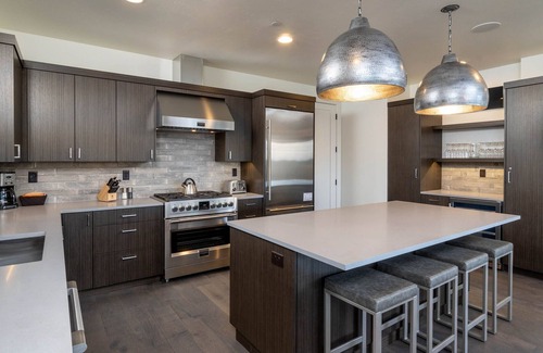 Bend House | GORGEOUS golf, mtn views ~ golf discounts ~ full resort amenities ~ modern ~ new