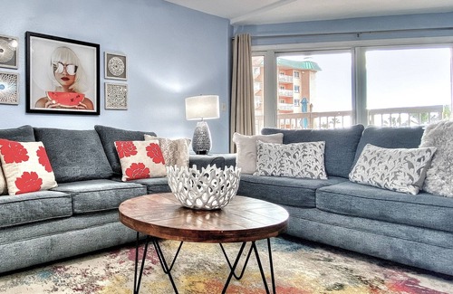 Indian Shores Condo | Gorgeous ground-floor condo -with partial Gulf view & beachfront heated pool/spa