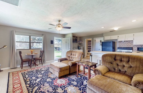 Micanopy House | Gorgeous guesthouse with full kitchen, central AC and lakeview