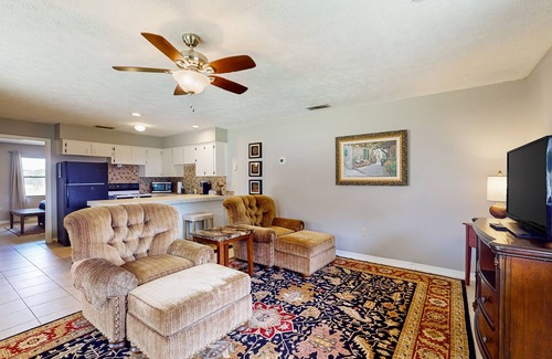 Micanopy House | Gorgeous guesthouse with full kitchen, central AC and lakeview