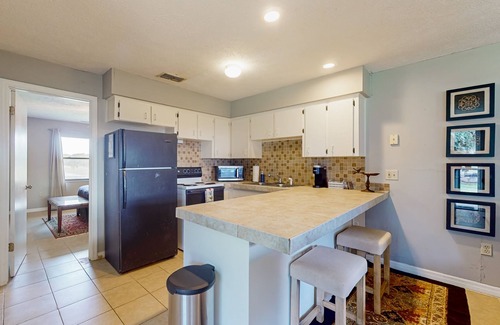 Micanopy House | Gorgeous guesthouse with full kitchen, central AC and lakeview