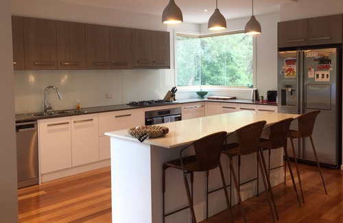 Silverleaves House | Gorgeous Highview. Stroll to the beach, perfect for two families!