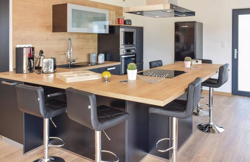 Creances House | Gorgeous home in Créances with WiFi