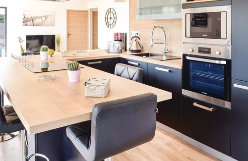 Creances House | Gorgeous home in Créances with WiFi