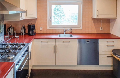 Heinkenszand House | Gorgeous home in Heinkenszand with WiFi