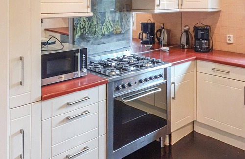 Heinkenszand House | Gorgeous home in Heinkenszand with WiFi