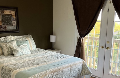 Canyon House | Gorgeous Home in Hunsley Hills by the golf course!
