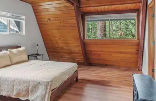 East Renton Highlands House | Gorgeous Home in Maplewood on 3/4 Acre