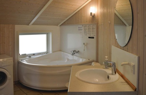 Holloselund House | Gorgeous home in Vejby with WiFi