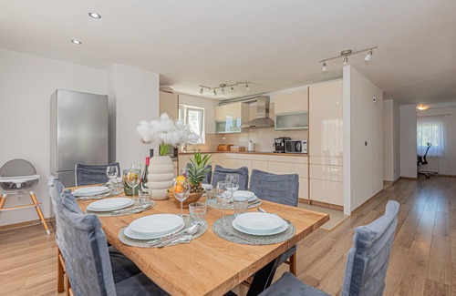 Zaton House | Gorgeous home in Zaton with WiFi