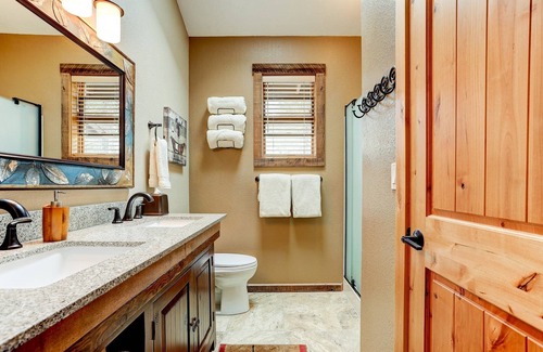 Sunriver House | Gorgeous home near golf and trails. AC, hot tub, fireplace, SHARC passes, bikes. Family destination.