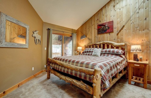 Sunriver House | Gorgeous home near golf and trails. AC, hot tub, fireplace, SHARC passes, bikes. Family destination.