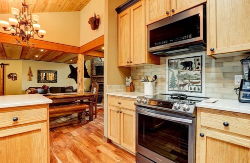Sunriver House | Gorgeous home near golf and trails. AC, hot tub, fireplace, SHARC passes, bikes. Family destination.