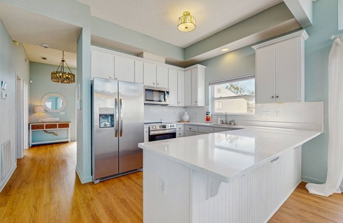 Fairhope House | Gorgeous Home Right on the Bay w/Central AC, Balcony, and Free WiFi